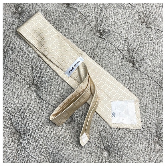 😎Very Handsome Cream Claiborne Mens Silk Tie😎 - Picture 4 of 10